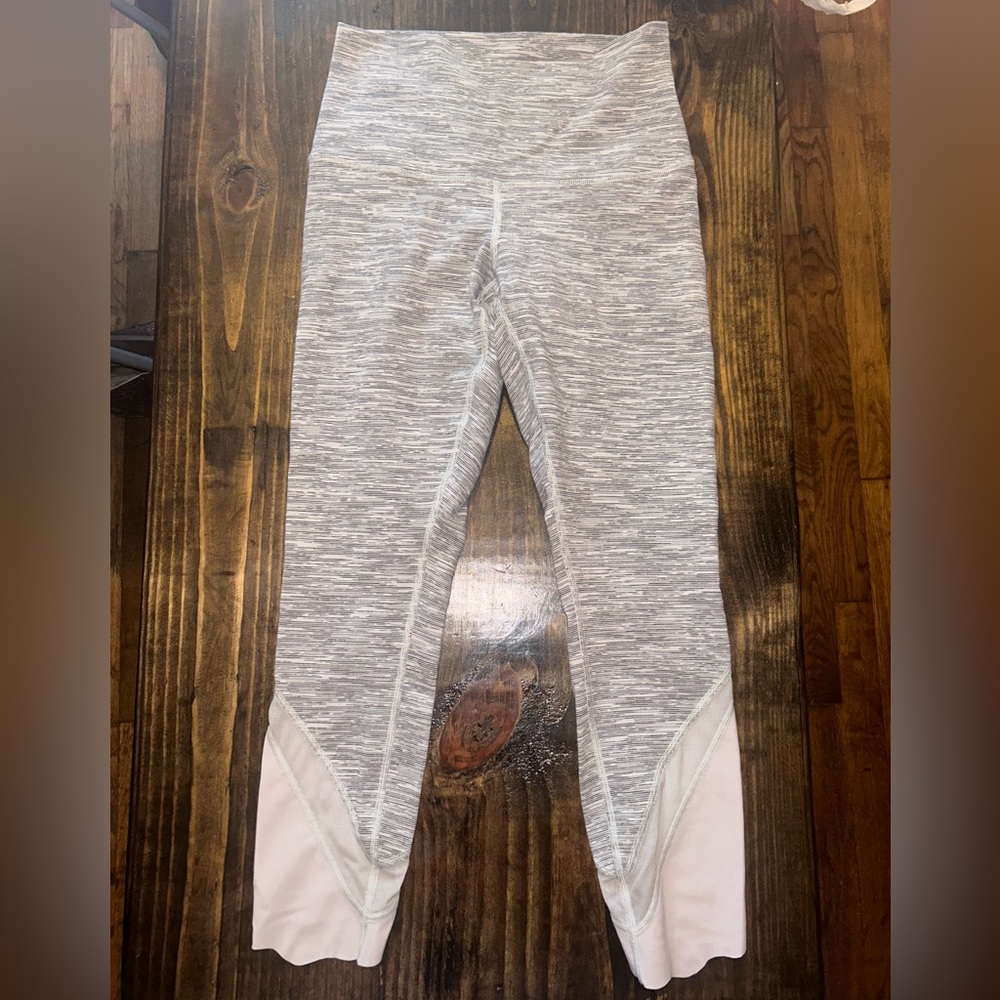Lululemon size 6 leggings.
Gray color